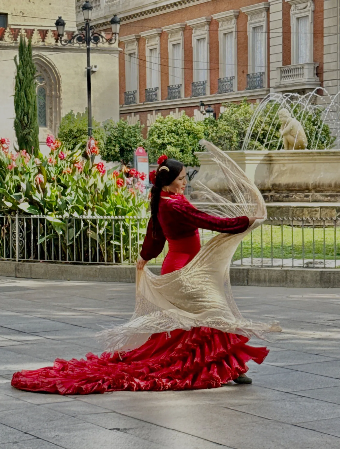 Bailarina flamenca en la plaza de Sevilla