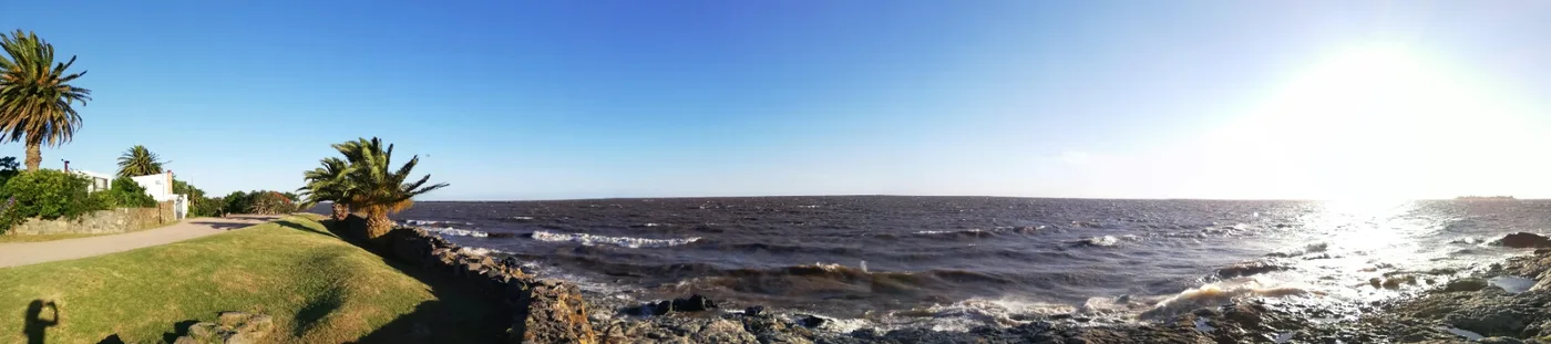 Imagen panorámica. Atardecer desde la costa de Colonia del Sacramento