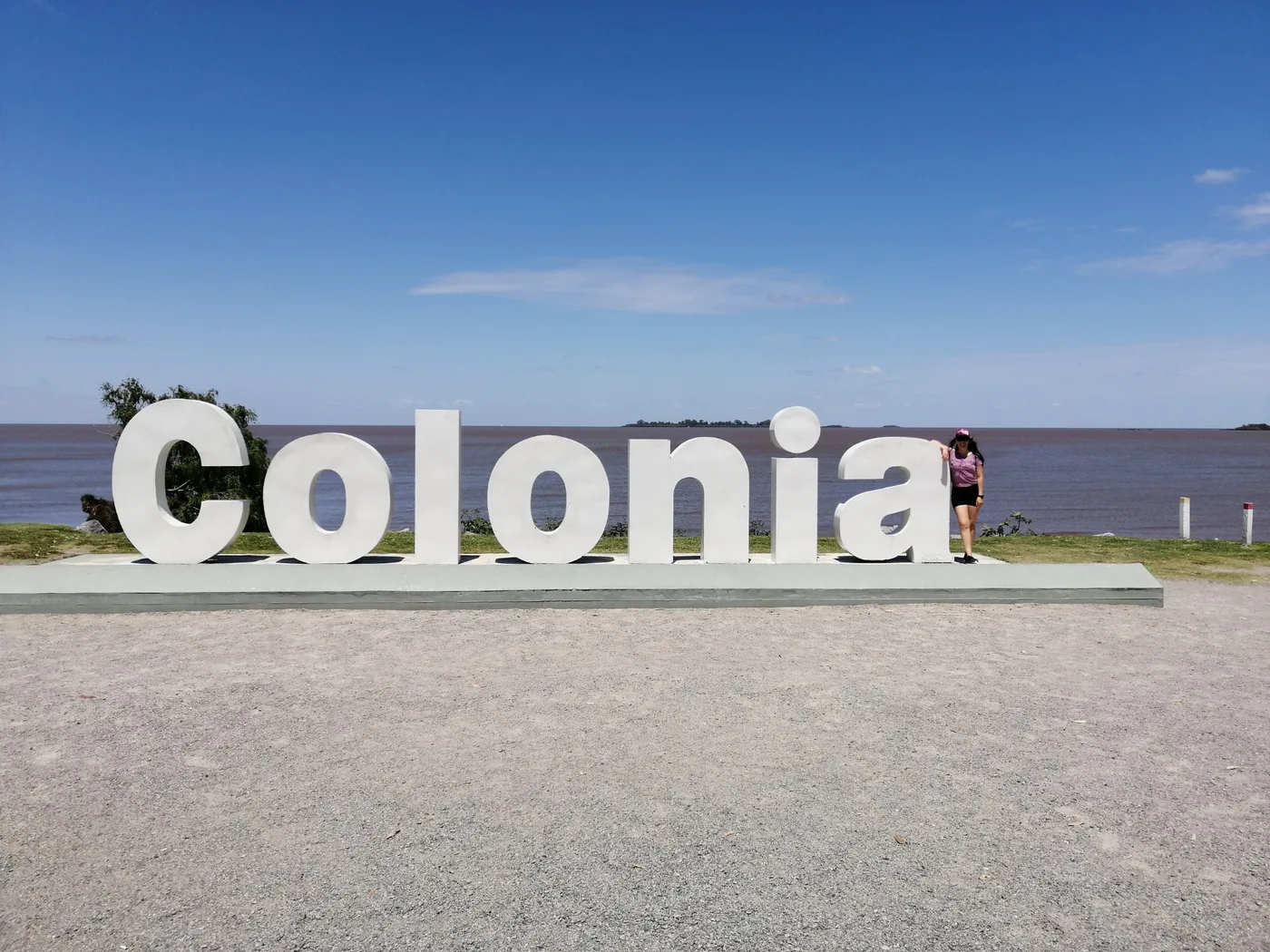 Caminata por la rambla. Al fondo rio de La Plata